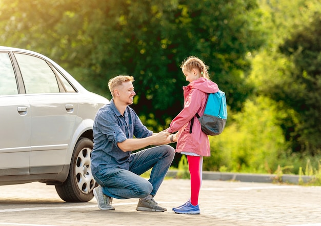 Ojciec Spotyka Małą Uczennicę Po Zajęciach Na Parkingu