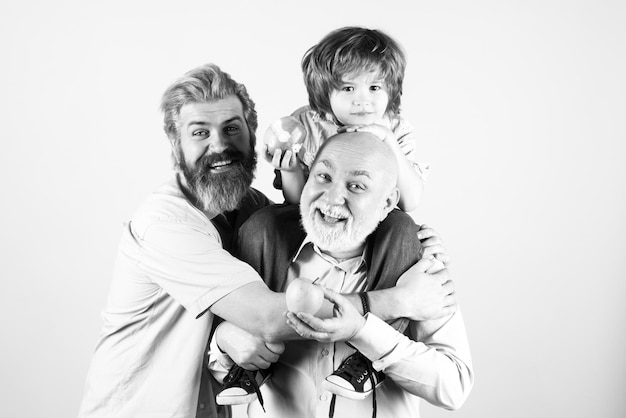 Ojciec syn i dziadek szczęśliwy mężczyzna rodzina Szczęśliwy wiek wielopokoleniowy mężczyźni Starszy dziadek dorosły ojciec i dziecko chłopiec wnuk przytulają się i uśmiechają