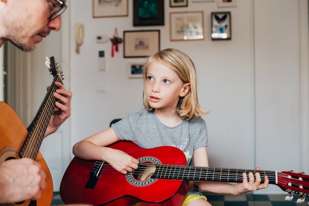 Ojciec Uczy Córkę Gry Na Gitarze