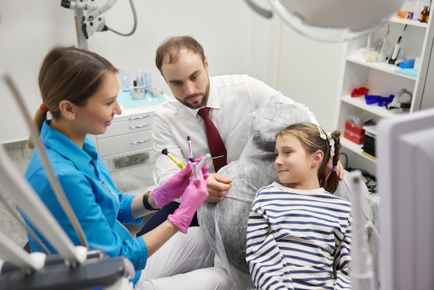 Ojciec Z Córką Przychodzą Do Gabinetu Dentystycznego Na Badanie