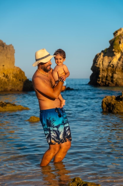 Ojciec z dzieckiem na wakacjach na plaży Praia dos Arrifes Algarve Albufeira Portugalia