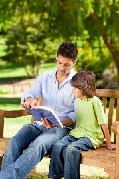 Ojcuje z jego synem czyta książkę