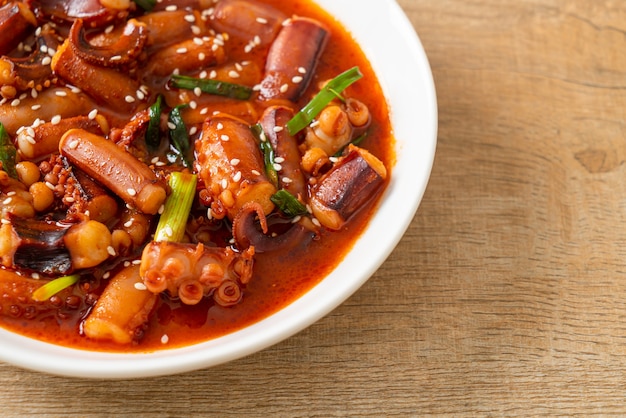 Ojing-O-Bokeum - Smażona kałamarnica lub ośmiornica z koreańskim pikantnym sosem - po koreańsku