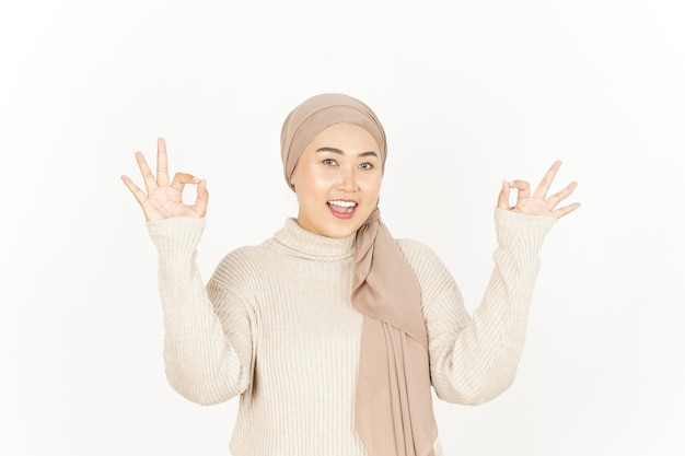 Ok znak pięknej azjatyckiej kobiety noszącej hidżab na białym tle