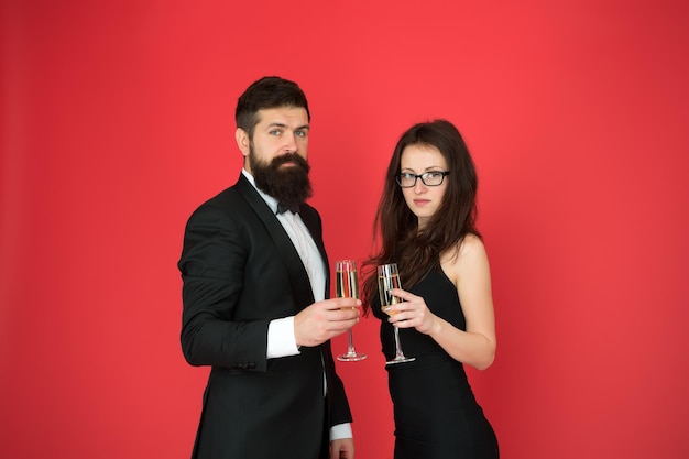 Okazja do świętowania Zakochana para pić wino musujące Atrakcyjna kobieta brodaty mężczyzna podnosi okulary Rodzina świętuje Walentynki Romantyczny związek Koncepcja miłości Świętowanie ich miłości