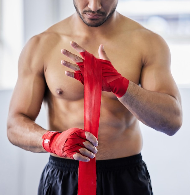 Okład na rękę boksera i sportowiec z bliska gotowy na mecz bokserski lub inspirację sztukami walki Trening treningowy wojownik mma i sportowiec motywacja wellness do wyzwania walki