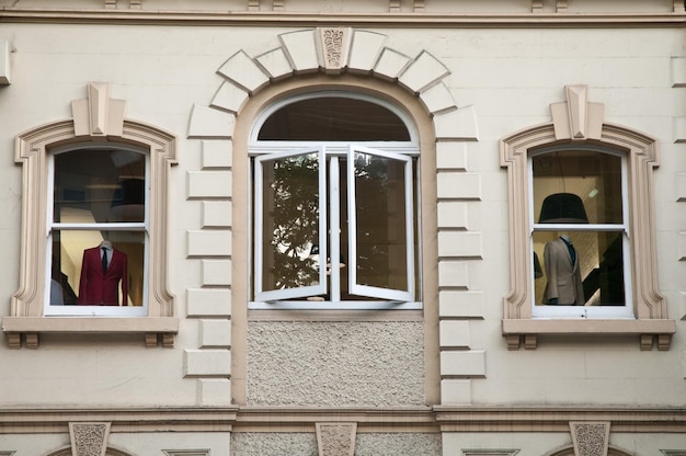 Okna sklepu odzieżowego z czerwonymi i białymi garniturami we Włoszech