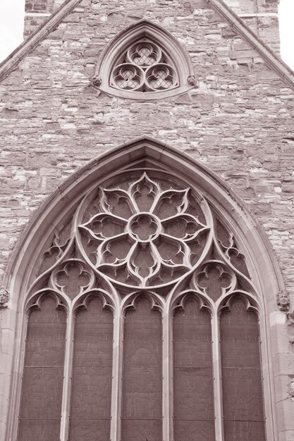 Okno kościoła Świętej Trójcy, Stratford Upon Avon, Anglia, Wielka Brytania w czarno-białym odcieniu sepii