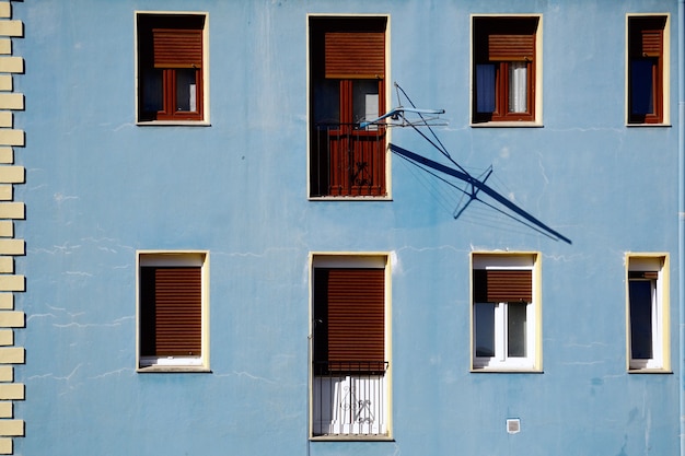 okno na niebieską elewację domu, architektura w mieście Bilbao, Hiszpania