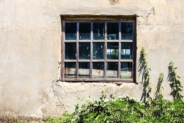 Okno w starym, odrapanym budynku