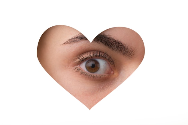 Oko przez papier okulistyka zbliżenie oczy otwór w kształcie serca