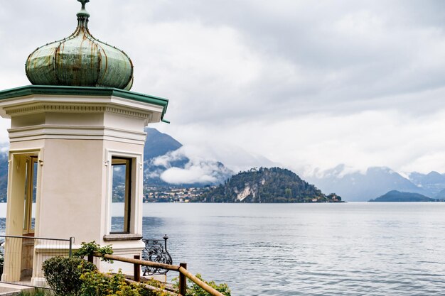 Okrągła altana z kopułą nad brzegiem jeziora como villa monastero italy