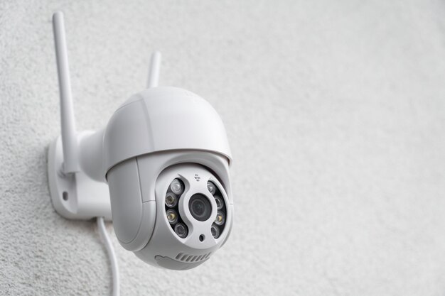 Okrągła kamera cctv z antenami kręci wideo na cyfrowym sprzęcie białej ściany w celu nagrywania i rozpowszechniania