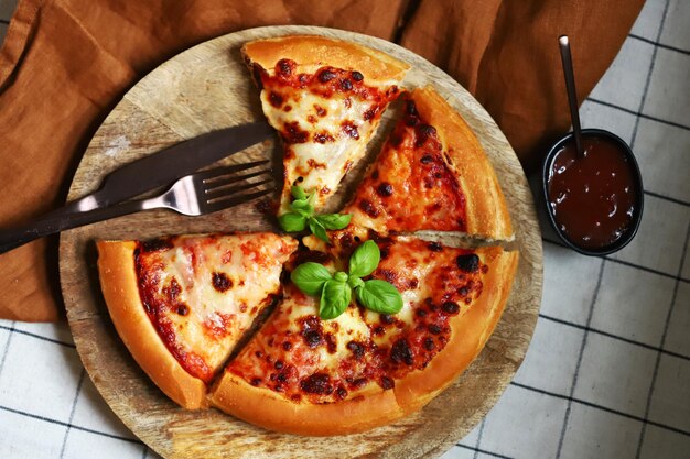 Okrągła pizza margarita na cieście drożdżowym Pyszna świeża pizza