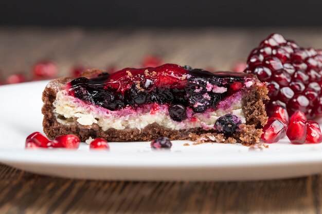 Okrągła tarta z truskawkami i jagodami w kremie maślanym