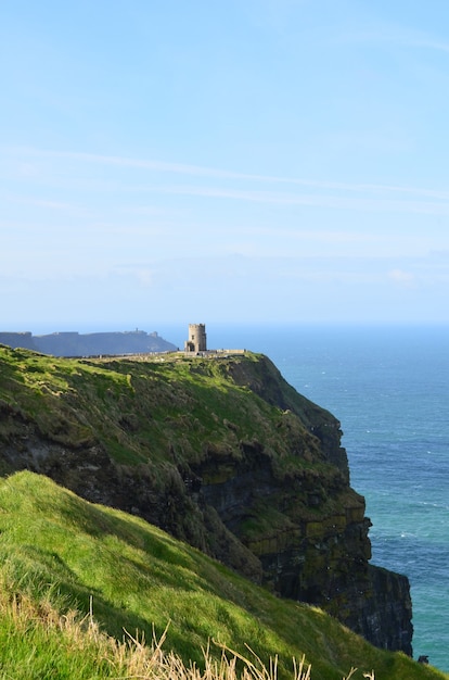 Okrągła Wieża Widokowa Wznosi Się Na Klifie Moher W Irlandii.