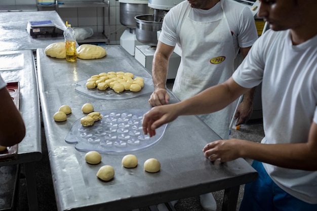 Okrągłe Bułeczki Do Hamburgerów Produkcji Przemysłowej W Piekarni