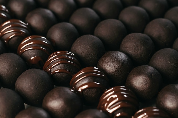 Okrągłe czekoladki cukierki Ciemne tło luksusowy deser ciemna czekolada ręcznie robione