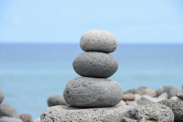 Okrągłe Kamienie Ułożone W Piramidę Nad Brzegiem Morza, Koncepcja Równowagi