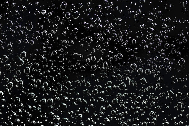 okrągłe krople wody na noc z przezroczystego szkła