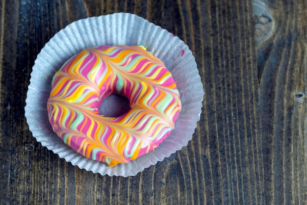 Okrągłe Pączki W Glazurze Z Nadzieniem Jagodowym