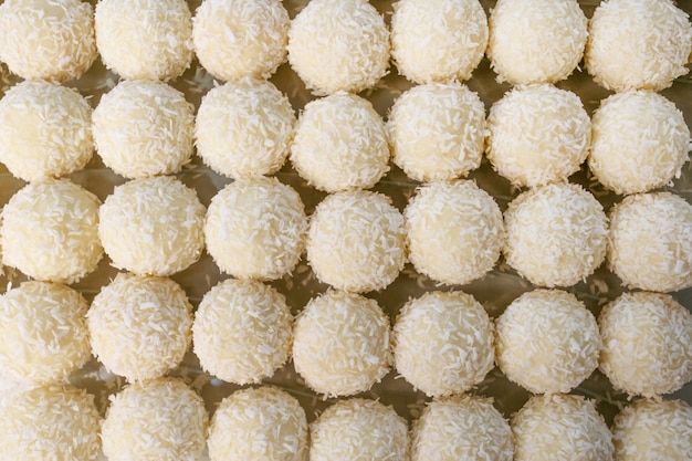 Okrągłe słodycze z kokosem Surowy ręcznie robiony cukierek zdrowy deser