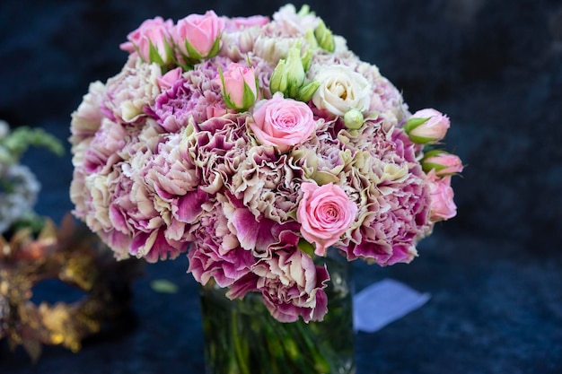Okrągły bukiet ślubny z fioletowymi i białymi różami