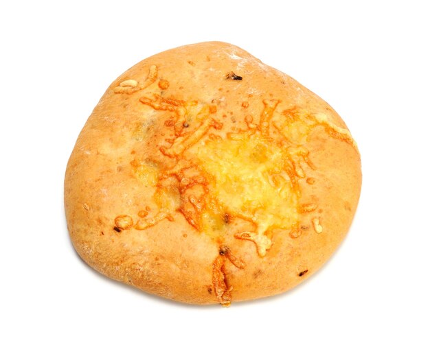 Okrągły płaski bochenek białego chleba z serem na białym tle