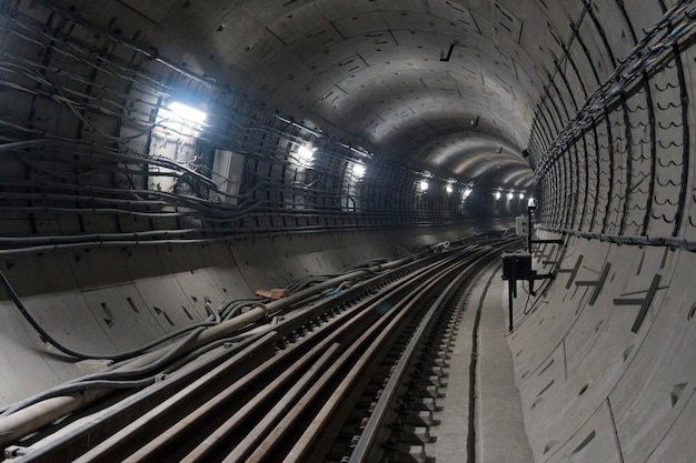 Okrągły podziemny kręty tunel metra idący w dal