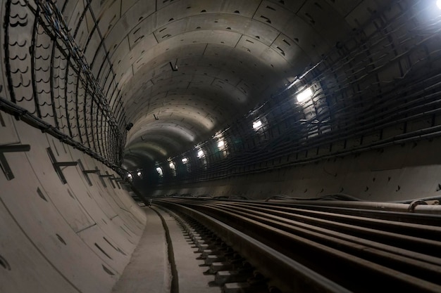 Okrągły podziemny kręty tunel metra idący w dal