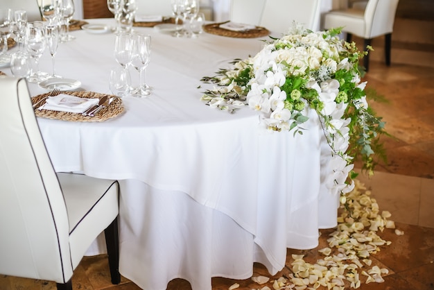 Okrągły stół restauracyjny urządzony na wesele