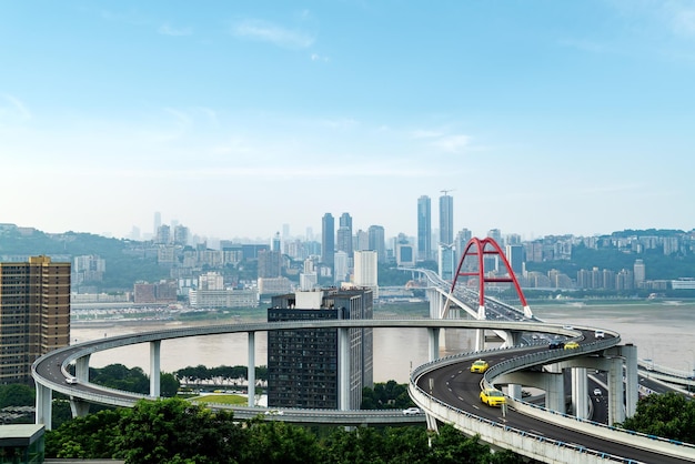 Zdjęcie okrągły wiadukt i panoramę miasta znajdują się w chongqing w chinach