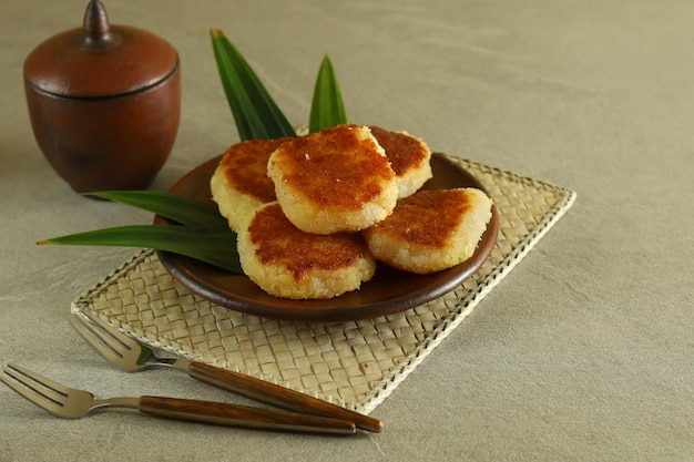 Okrągły Wingko Babat, tradycyjna indonezyjska przekąska z kleistej mąki ryżowej, cukier.