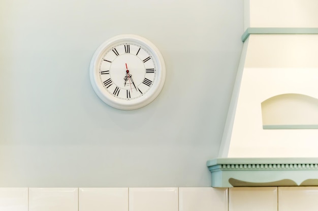 Okrągły zegar ścienny w kuchni Zegar wewnętrzny obok okapu kuchennego Szczegóły wnętrza Styl prowansalski