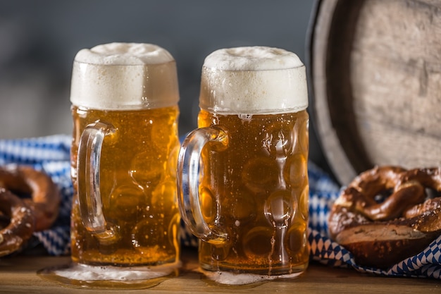 Oktoberfest Dwa Duże Piwa Z Drewnianą Beczką Na Precla I Niebieskim Obrusem.