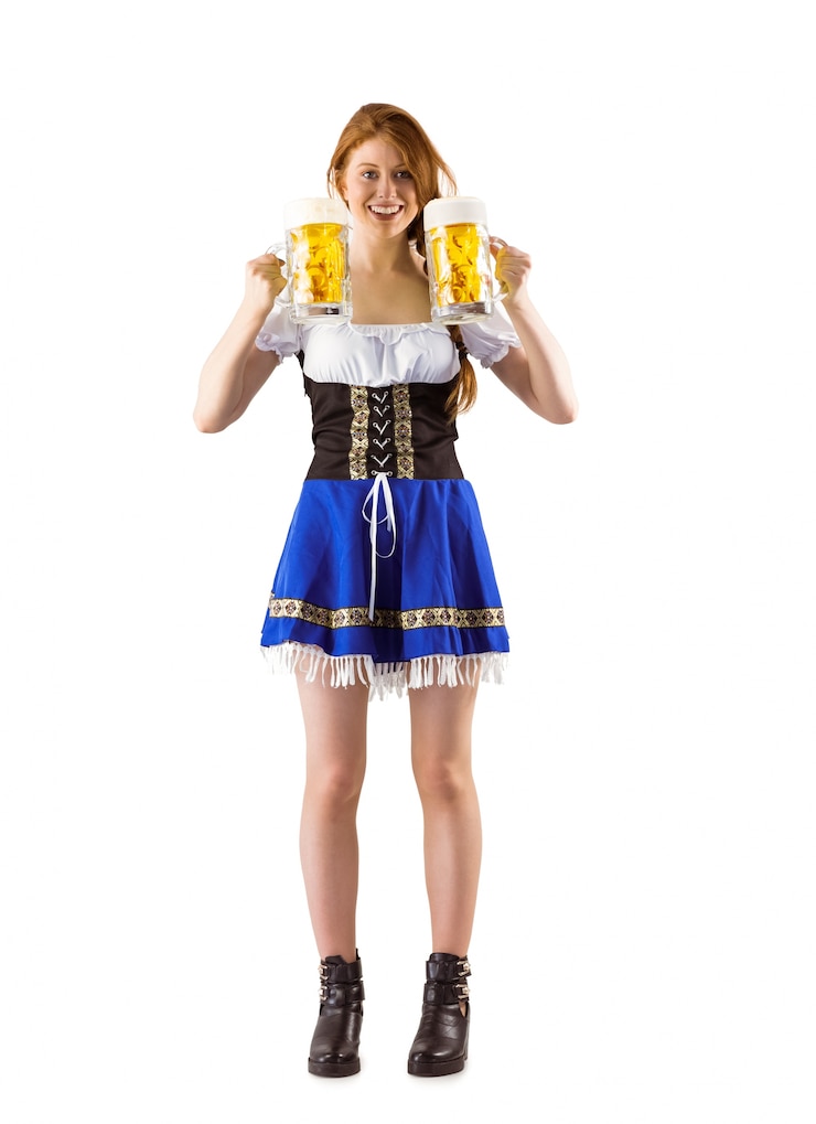 Zdjęcie oktoberfest girl holding dzbanki piwa