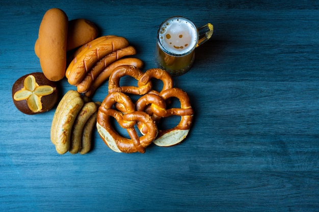 Oktoberfest kiełbaski w stylu darkfood precle i słoik piwa na drewnianym stole