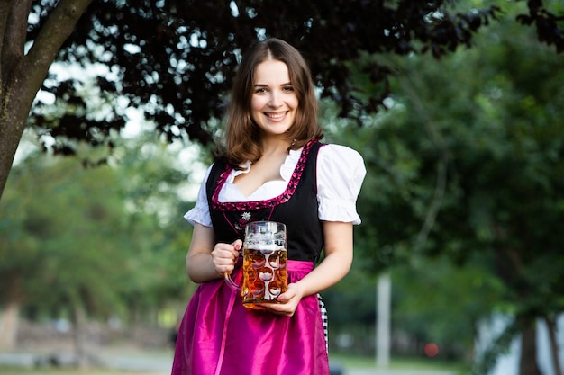 Zdjęcie oktoberfest kobiety ubrane w tradycyjny bawarski strój trzymając kufle do piwa