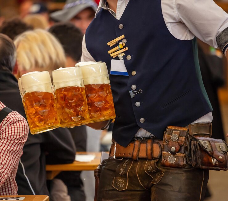 Zdjęcie oktoberfest monachium niemcy kelner serwujący piwo zbliżenie widok
