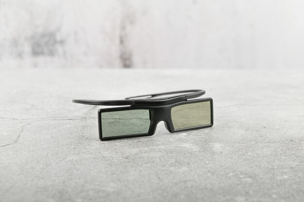Zdjęcie okulary 3d. filetley. na betonie. miejsce do pisania tło