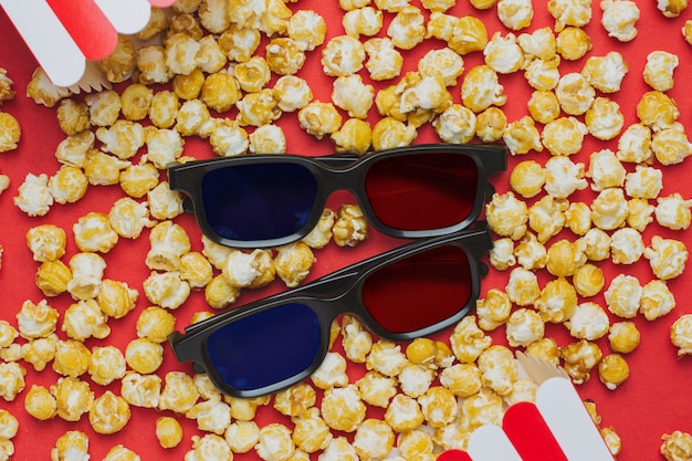 Okulary 3d I Popcorn Na Czerwonym Widoku Z Góry