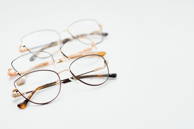 Okulary białe tło z obiektywem makro.