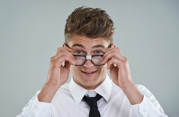 Zdjęcie okulary biznesmena i portret w studiu dla optycznej opieki zdrowotnej uśmiech i pewność siebie na szarym tle mężczyzna okulary i dumny z wyboru ramy optometria i soczewki do wsparcia wzroku