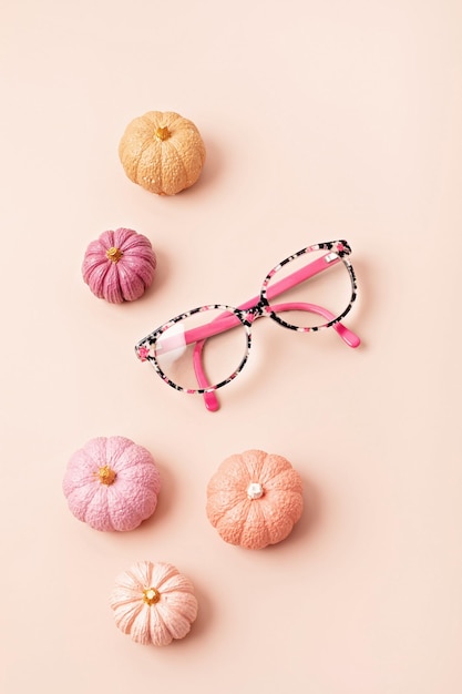 Okulary dziecięce na różowym pastelowym tle
