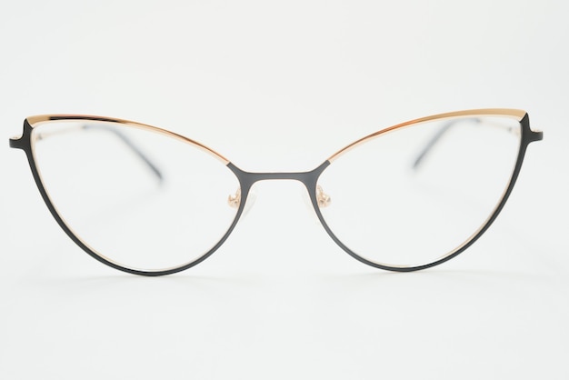 Okulary izolacyjne na białym tle. czarno-białe kombinowane owalne oprawki okularowe. owalna oprawka okularów na zdjęciu z góry na białym tle