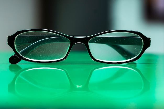 Okulary korekcyjne umieszczone na zielonej powierzchni