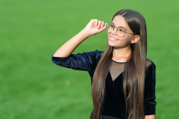 Okulary, które pomogą Ci lepiej widzieć Szczęśliwe dziecko nosi okulary zielona trawa Modne okulary