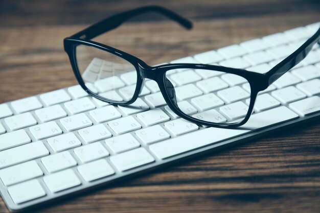 Okulary na klawiaturze laptopa