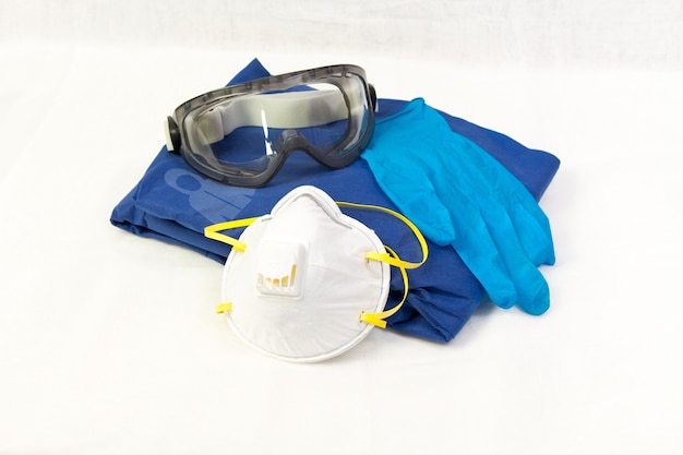 Okulary ochronne jednorazowe rękawiczki i kombinezon zapobiegają rozprzestrzenianiu się infekcji