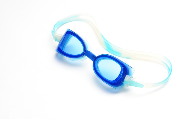 Okulary pływackie na białym tle